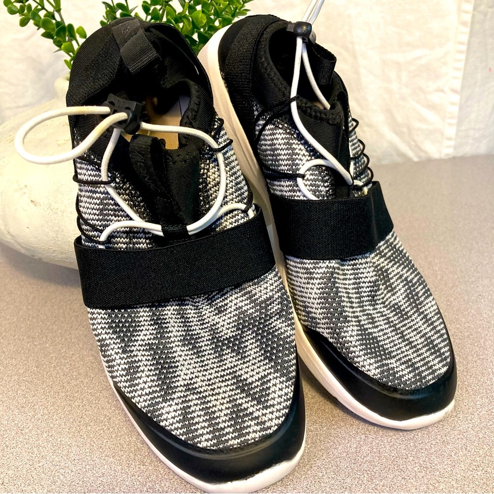 NWOT Black & White Vionic Sneakers Women’s Size 9